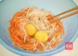 Illustration of how to make carrot and potato shredded cake 4