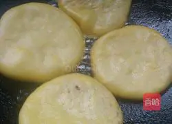 Illustration of how to make pork and green onion pancakes 6