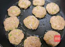 Illustration of how to make pan-fried lotus root and celery meatloaf 8