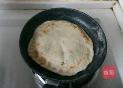  Illustration of how to make leek and fungus pancakes 6