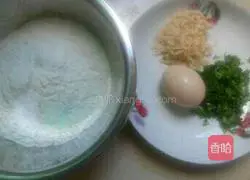 Illustration of how to make celery leaf egg pancake 1