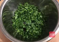 Illustration of how to make chive egg pancake 1