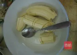 Illustration of how to make banana milk egg pancake 1