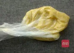 Illustration of how to make banana egg pancake 4