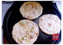 Illustration of how to make pork-filled scallion pancakes 10