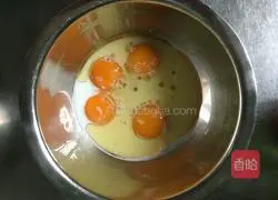 Illustration of how to make meat floss and green onion cake rolls 3