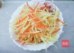 Illustration of how to make egg pancakes with shredded potatoes 1