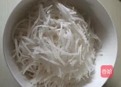 Illustration of how to make corn and radish pancakes 1