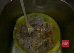 Illustration of how to make black-bone chicken cakes 1