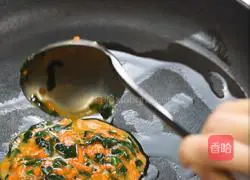 Illustration of how to make carrot and spinach egg pancake 9