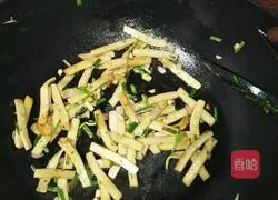 Illustration of how to make fried fish cakes with green onions 13