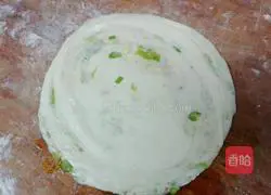 Illustration of how to make scallion pancake (family version) 8