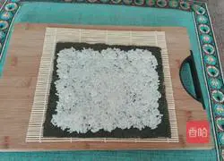 Illustration of how to make meat floss, banana and cucumber sushi 8