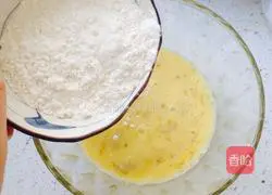 Illustration of how to make banana egg pancake 4
