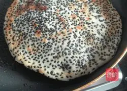 Sesame pancakes with bean paste filling Illustration of how to do it 3