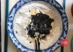 Illustration of how to make fried seaweed and egg pancakes 5