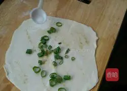 Illustration of how to make scallion oil hand pancake 7