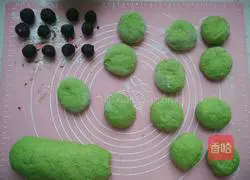 Illustration of making small leaf bean paste cake 7