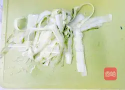 Illustration of how to make pancake meat rolls 5