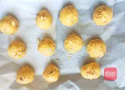 Childhood memories: Illustration of how to make peach cakes that are so crispy that they fall apart in one bite