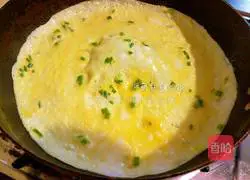 Illustration of how to make breakfast egg burritos 9