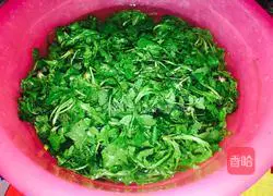 Illustration of how to make wonton skin pot stickers (electric cake version) 1