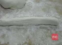 Illustration of how to make onion and pork pie 9