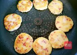 Illustration of how to make bacon potato cake 11