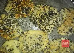 Illustration of how to make apple glutinous rice and black sesame cake with electric baking pan 6