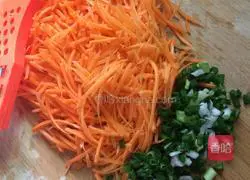 How to make carrot and egg pancakes Illustration 2