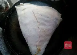 Illustration of how to make minced meat layer pancake 7