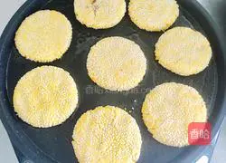 Illustration of how to make sesame pumpkin cake with bean paste filling (electric baking pan version) 16