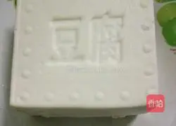 Illustration of how to cook crucian carp with stewed tofu and paste pancakes 2