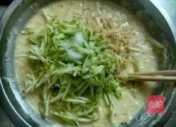 Illustration of how to make zucchini, shrimp skin and egg pancakes 4