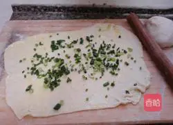 Illustration of how to make scallion pancake 5