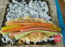 Illustration of how to make ham and bacon sushi 5