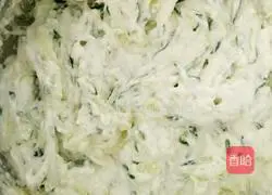 Illustration of how to make cucumber egg pancakes 5