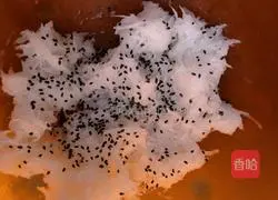 Illustration of how to make radish and black sesame cake 4