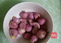 Illustration of how to make pork and onion pie 1