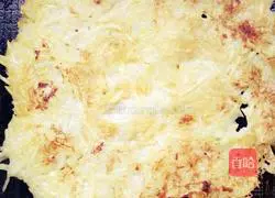 Illustration of how to make golden potato shredded pancake 4