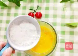 Illustration of how to make baby food supplement, loofah and egg pancake 4
