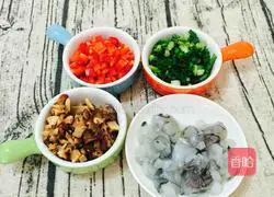 Illustration of how to make mushroom, shrimp and loofah pancakes 3