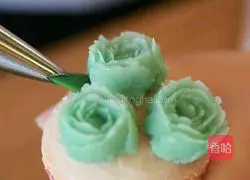 Illustration of how to make bean paste and decorated sponge Huaizi cake 9
