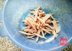 Illustration of how to make carrot and potato shredded cake 3