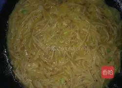 Illustration of how to make potato shredded pancakes 1