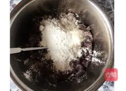 Illustration of how to make black rice and red bean dregs cakes 2