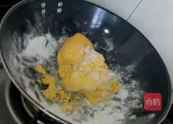 Illustration of how to make steamed glutinous rice flour pumpkin cakes 4