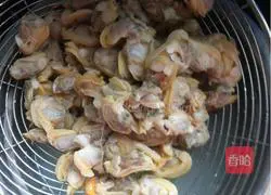 Illustration of how to make razor clam pancakes 4