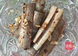 Illustration of how to make hairtail fish in electric baking pan 1