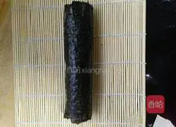 Illustration of how to make black rice and meat floss sushi 4